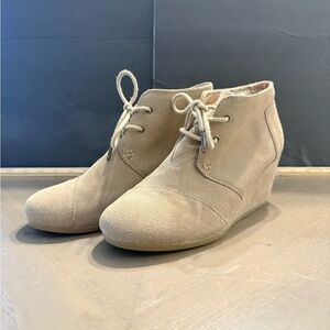 Toms Women's Tan Suede Wedge Booties